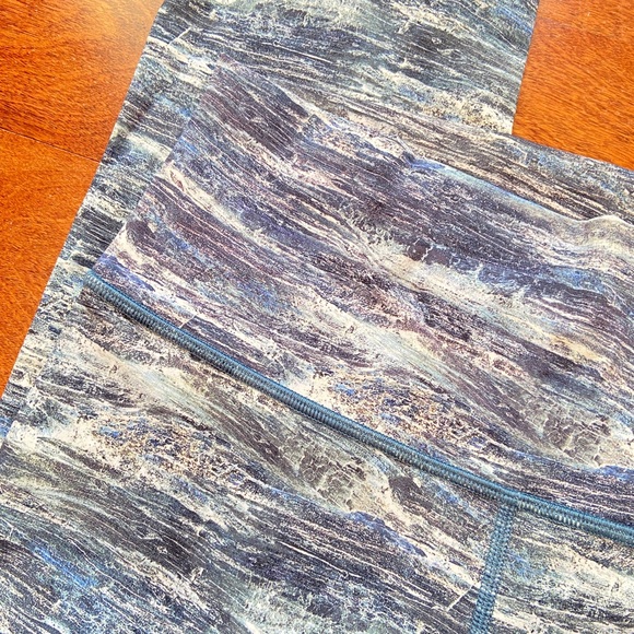 Blue & Gray Patterned Lululemon Wunder Under Hi-Rise 25 inch Leggings Size 10 - Picture 5 of 8
